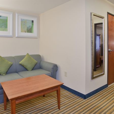 Holiday Inn Express Hotel & Suites Fredericksburg, An Ihg Hotel Bagian luar foto