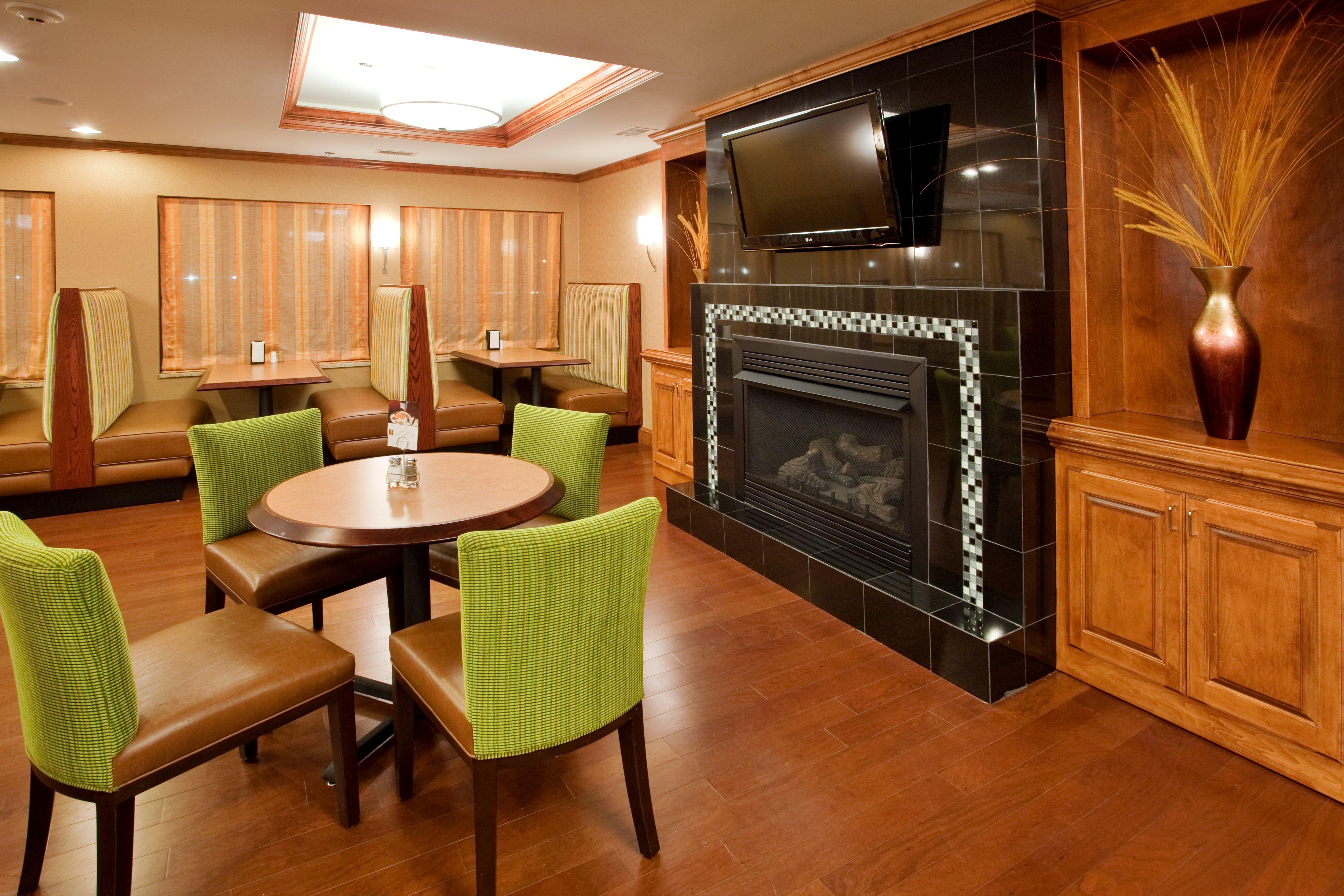 Holiday Inn Express Hotel & Suites Fredericksburg By Ihg Bagian luar foto