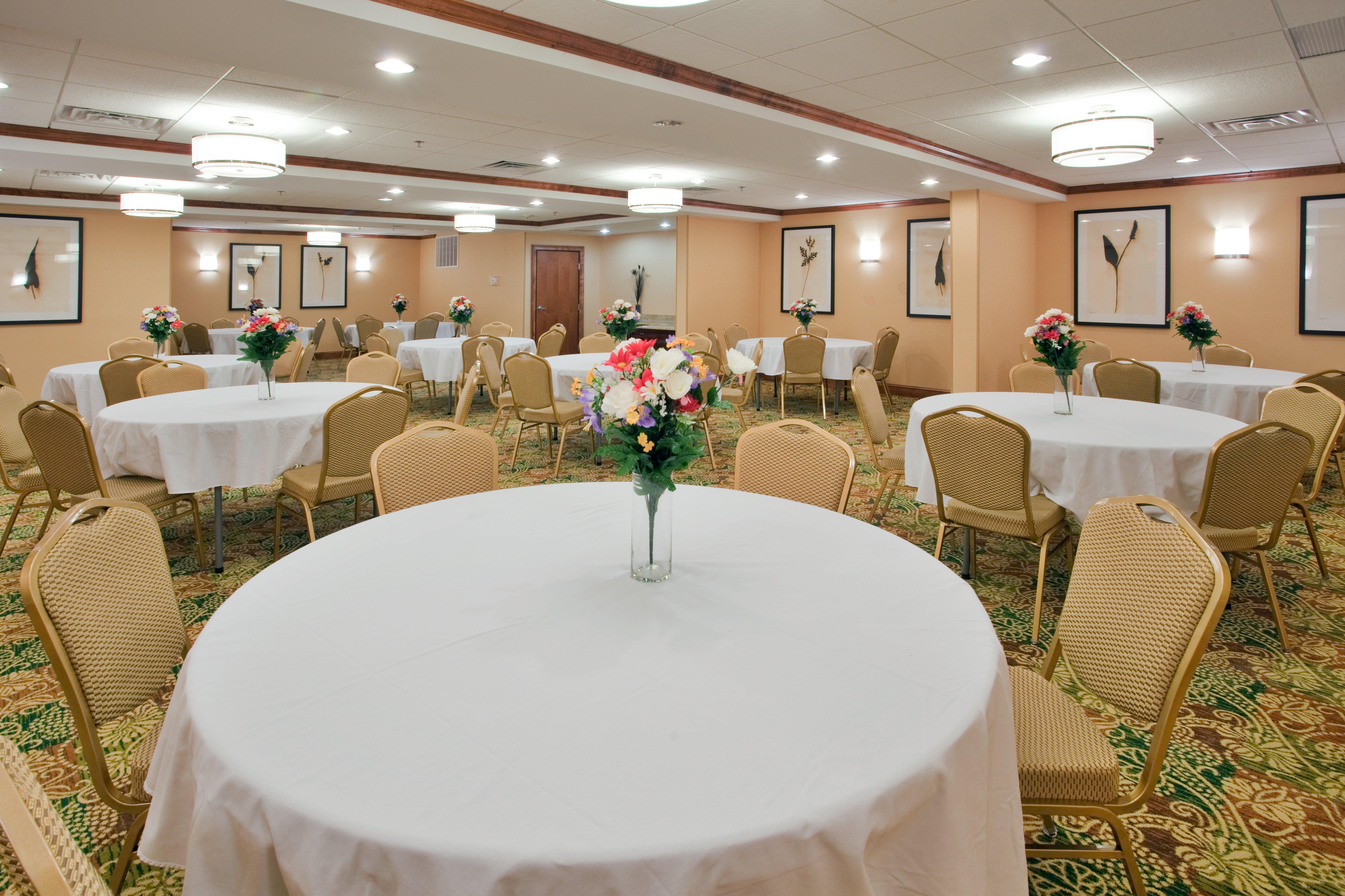 Holiday Inn Express Hotel & Suites Fredericksburg By Ihg Bagian luar foto