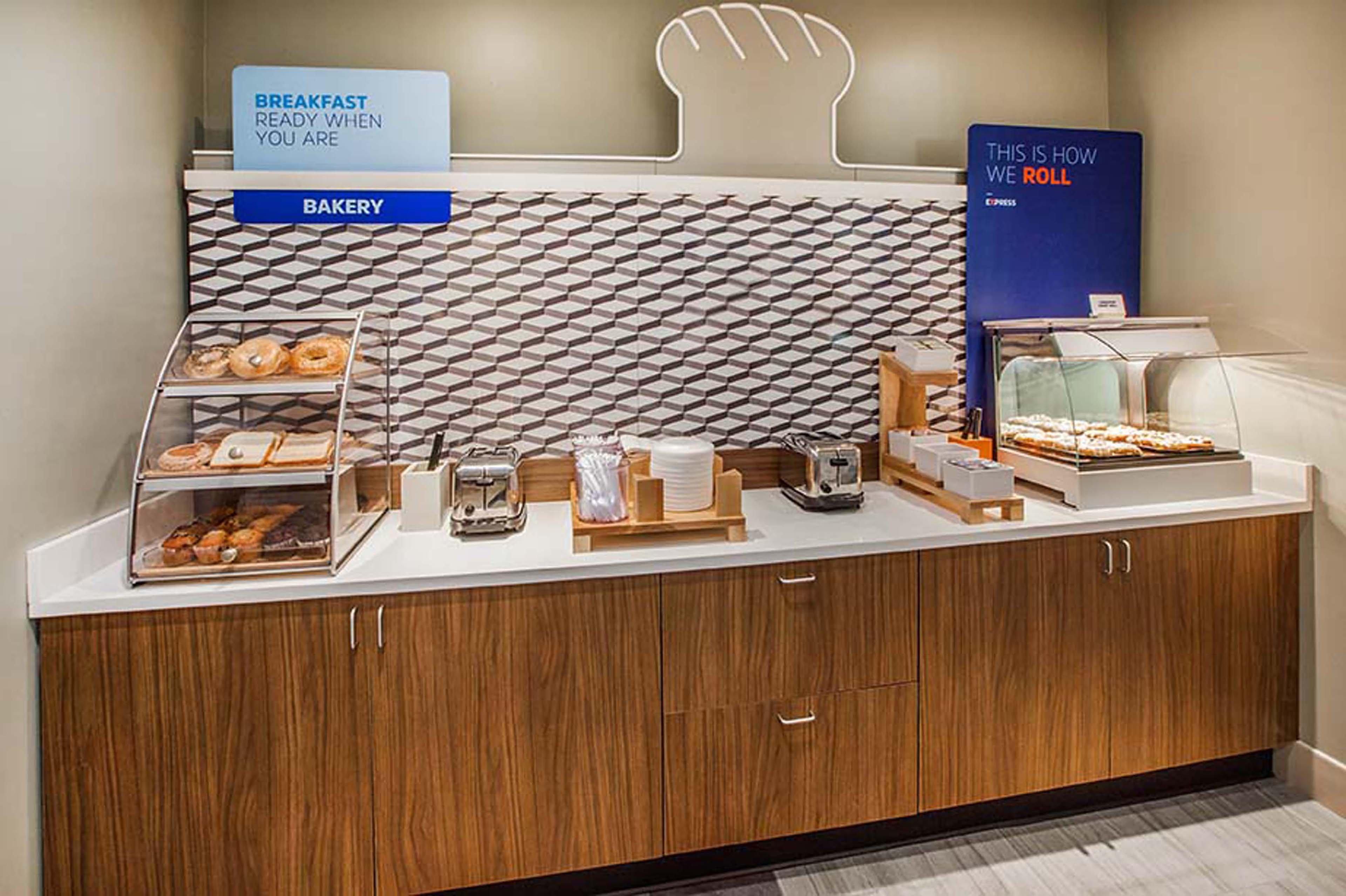 Holiday Inn Express Hotel & Suites Fredericksburg By Ihg Bagian luar foto