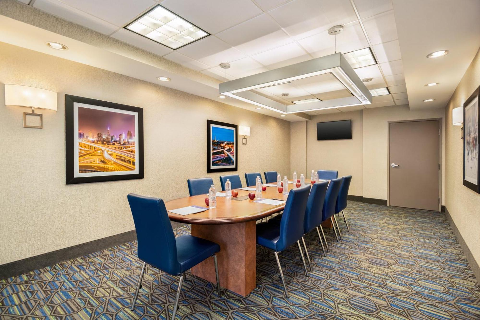 Holiday Inn Express Hotel & Suites Fredericksburg By Ihg Bagian luar foto