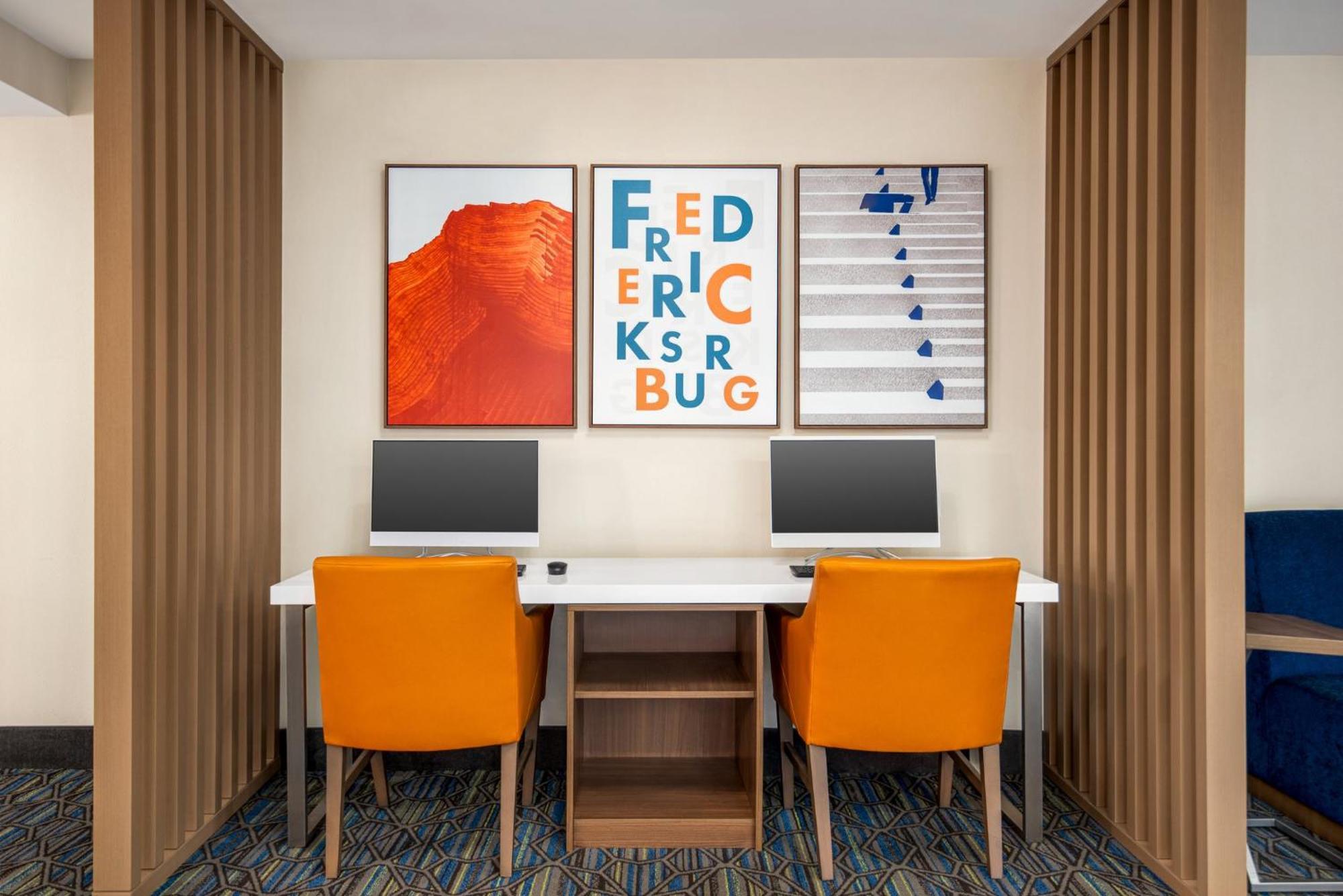 Holiday Inn Express Hotel & Suites Fredericksburg By Ihg Bagian luar foto