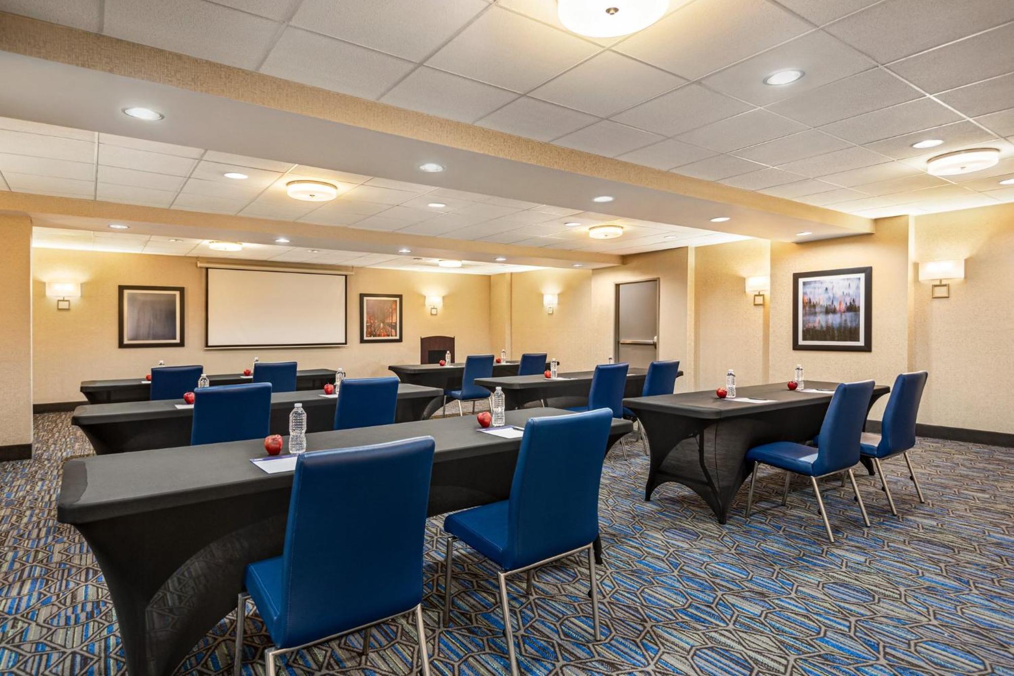 Holiday Inn Express Hotel & Suites Fredericksburg By Ihg Bagian luar foto