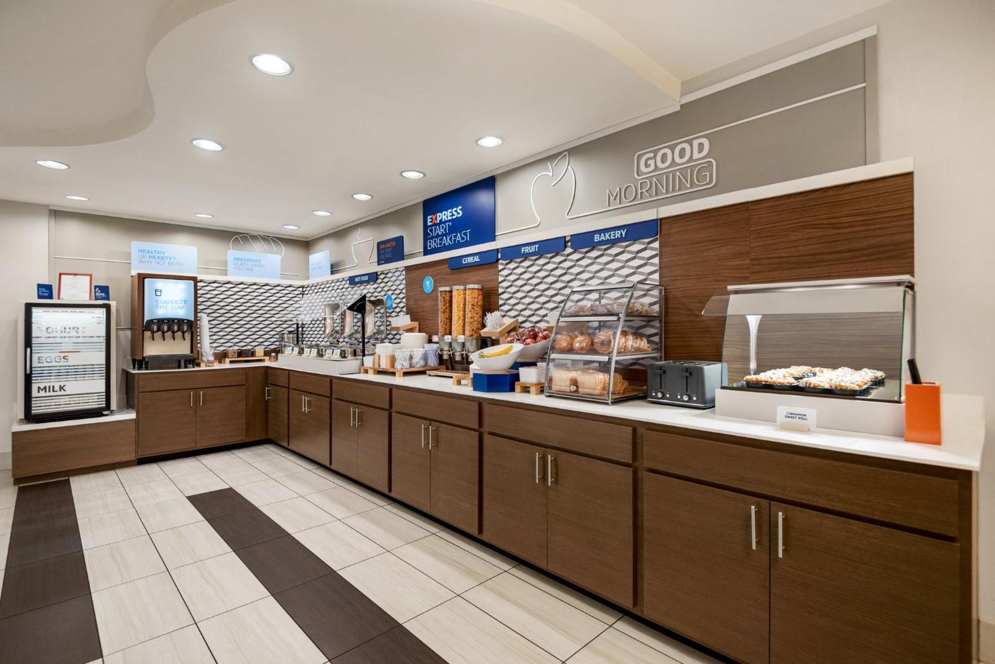 Holiday Inn Express Hotel & Suites Fredericksburg By Ihg Bagian luar foto