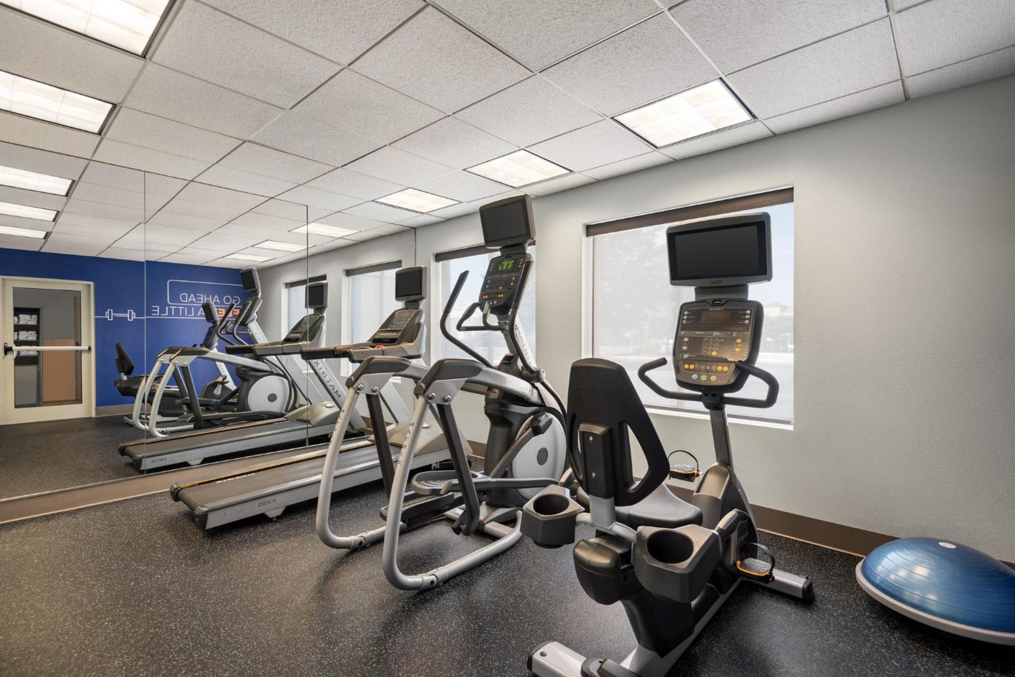 Holiday Inn Express Hotel & Suites Fredericksburg By Ihg Bagian luar foto