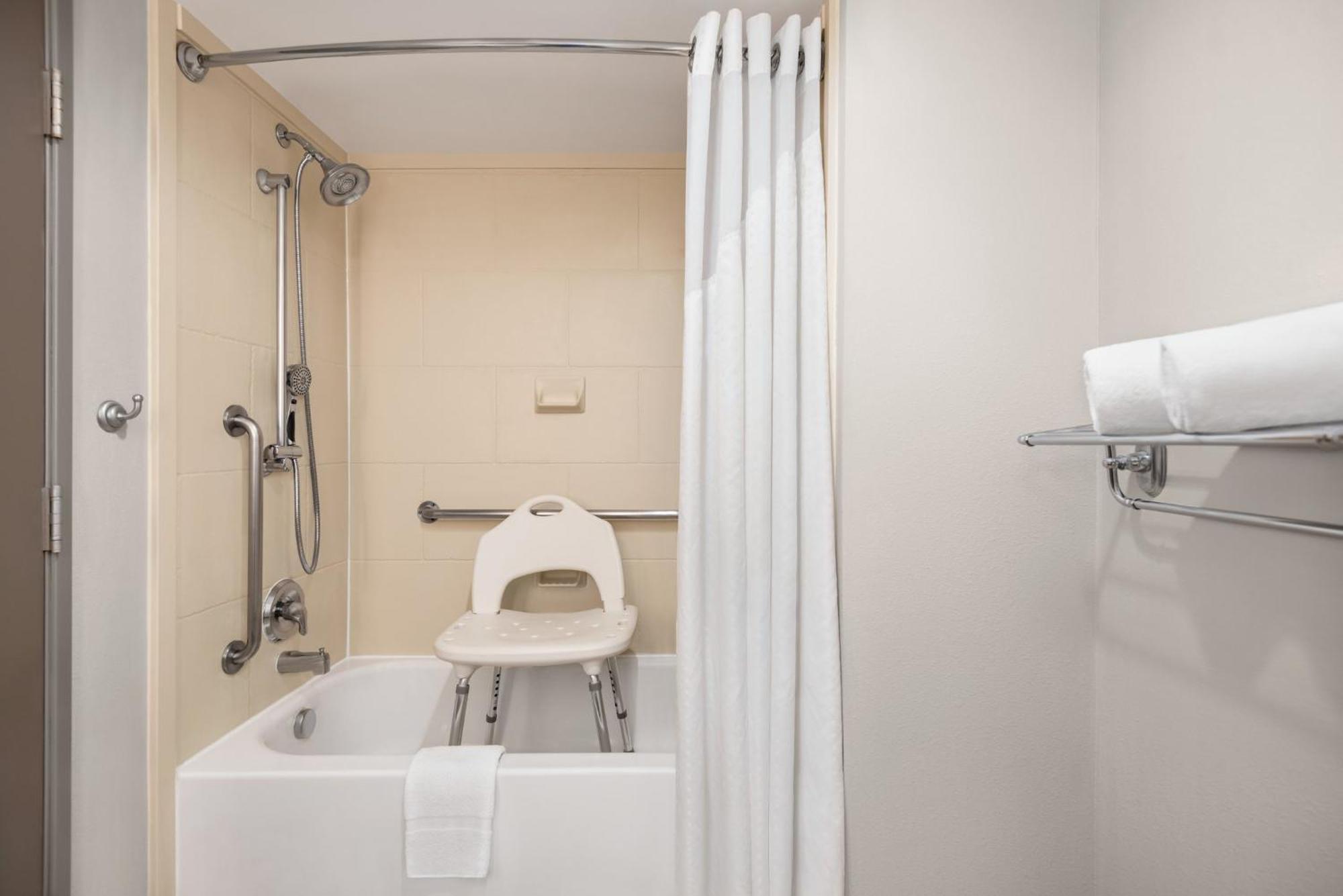 Holiday Inn Express Hotel & Suites Fredericksburg By Ihg Bagian luar foto