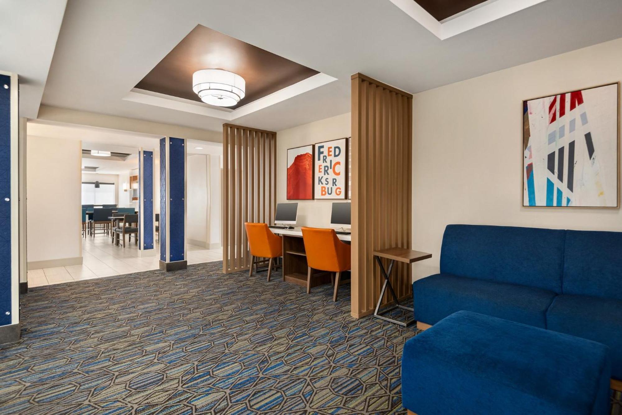 Holiday Inn Express Hotel & Suites Fredericksburg By Ihg Bagian luar foto