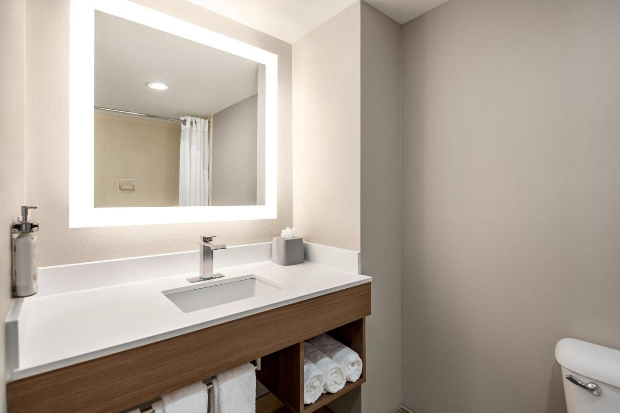 Holiday Inn Express Hotel & Suites Fredericksburg By Ihg Bagian luar foto