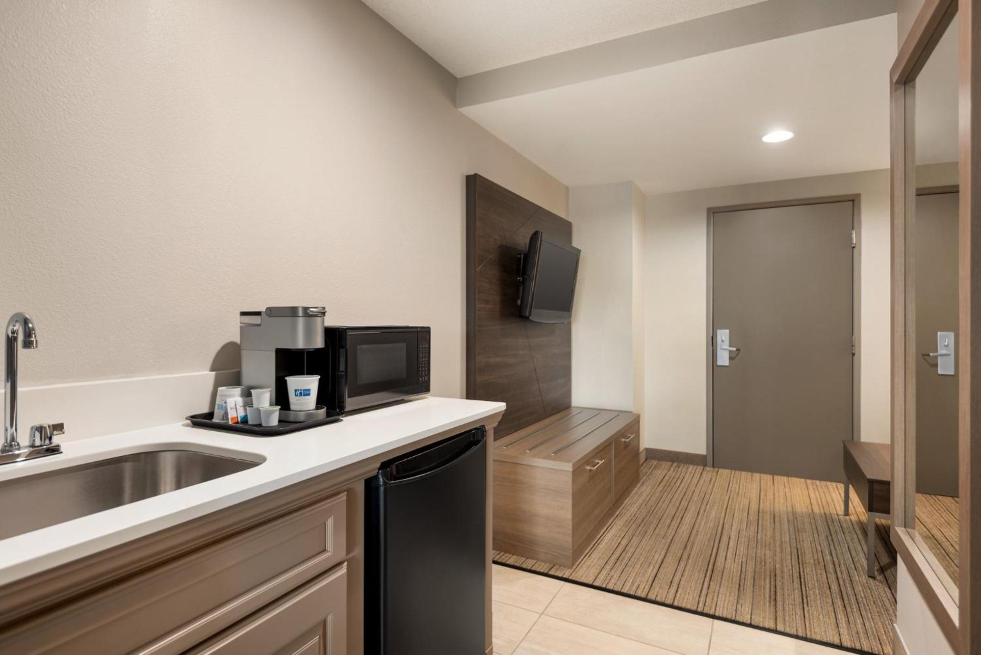 Holiday Inn Express Hotel & Suites Fredericksburg By Ihg Bagian luar foto