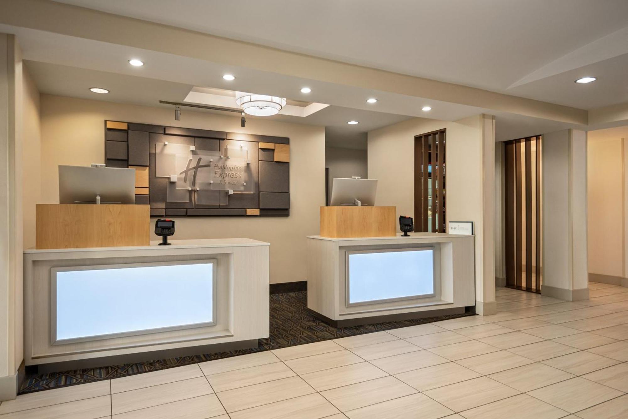 Holiday Inn Express Hotel & Suites Fredericksburg By Ihg Bagian luar foto