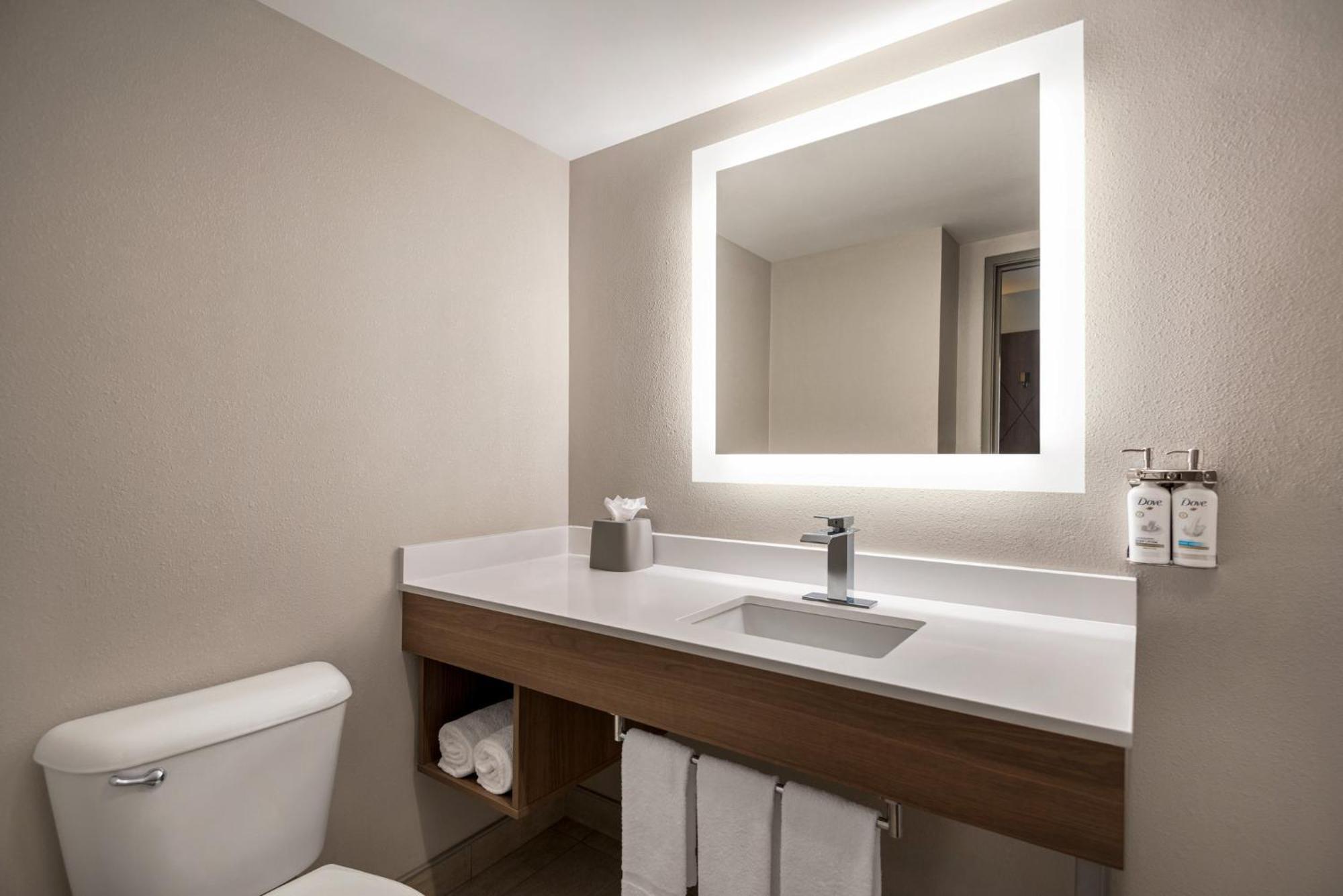 Holiday Inn Express Hotel & Suites Fredericksburg By Ihg Bagian luar foto