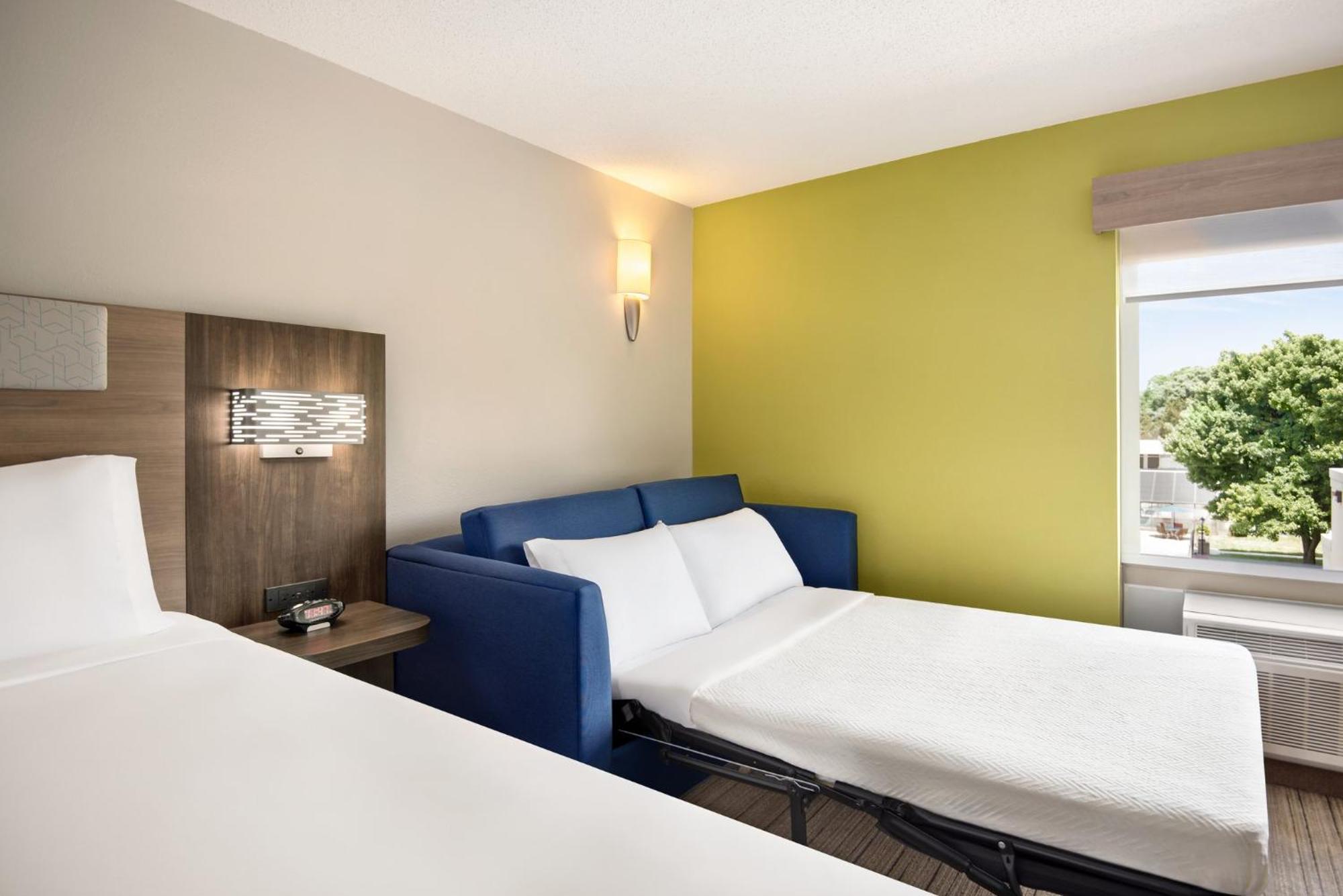 Holiday Inn Express Hotel & Suites Fredericksburg By Ihg Bagian luar foto