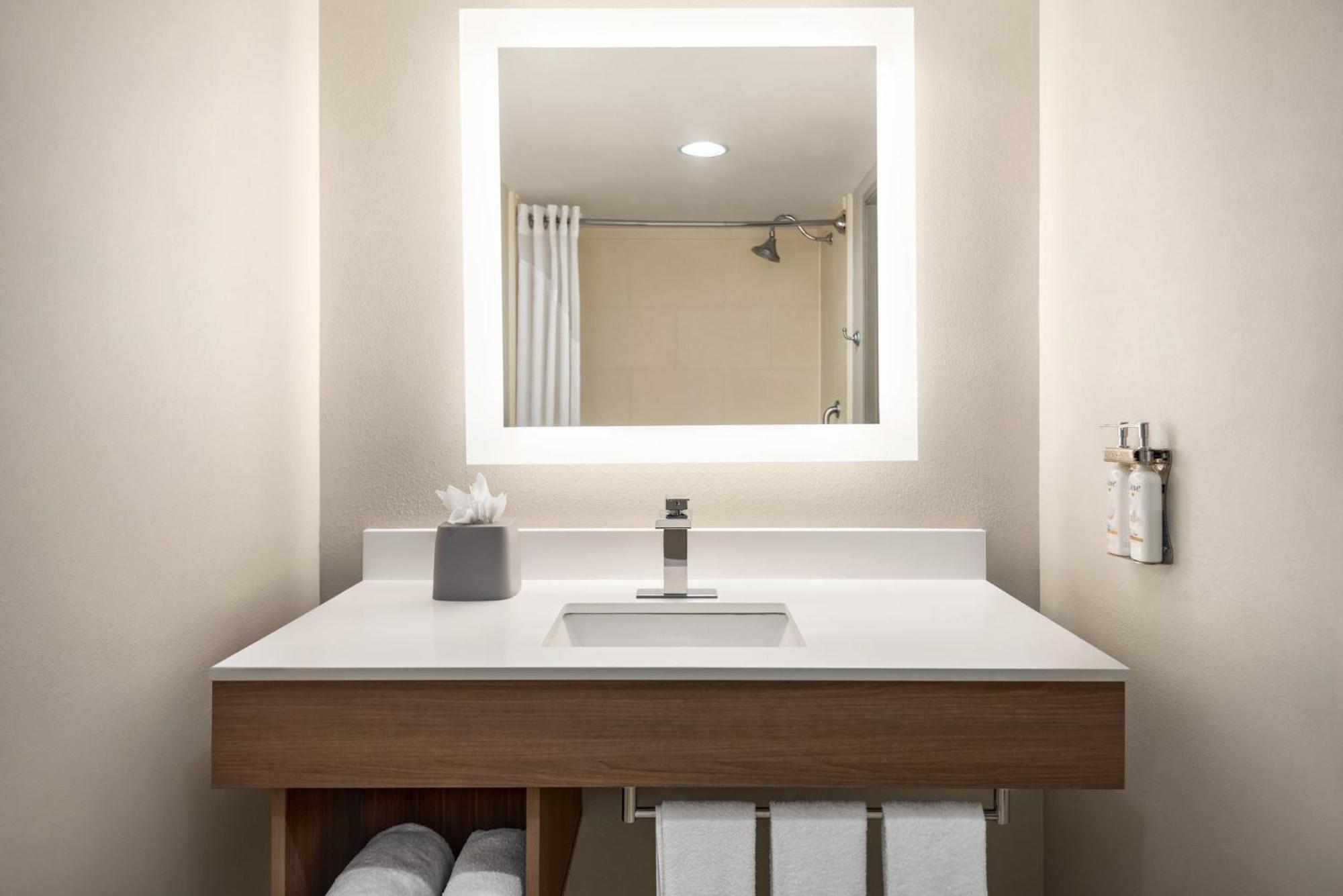 Holiday Inn Express Hotel & Suites Fredericksburg By Ihg Bagian luar foto