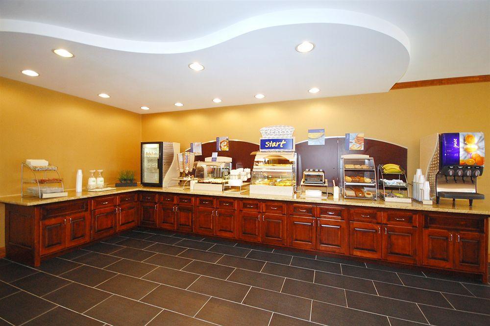 Holiday Inn Express Hotel & Suites Fredericksburg By Ihg Bagian luar foto