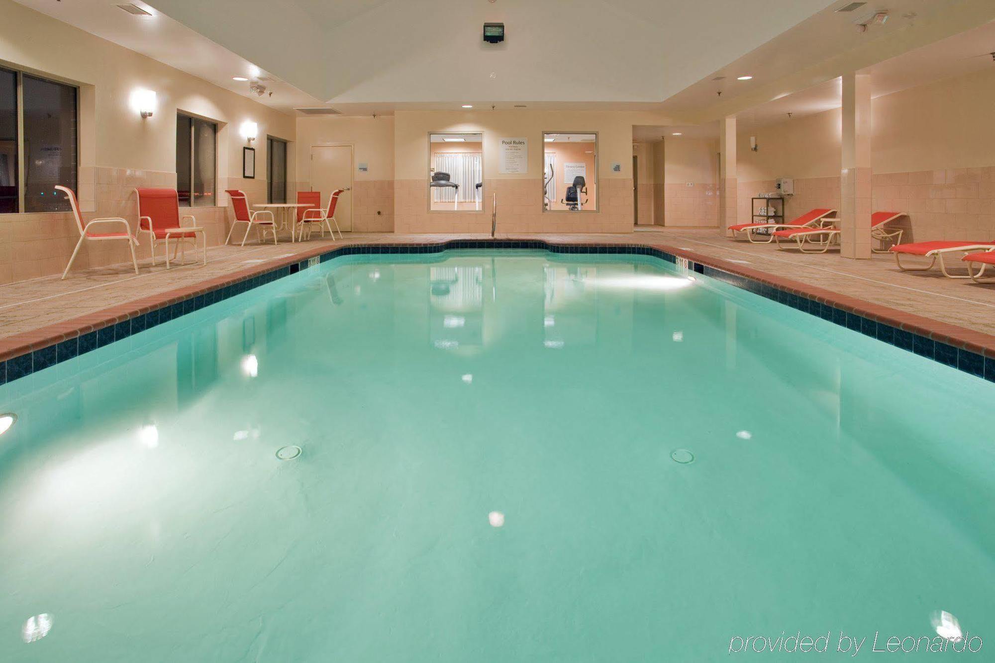 Holiday Inn Express Hotel & Suites Fredericksburg By Ihg Bagian luar foto