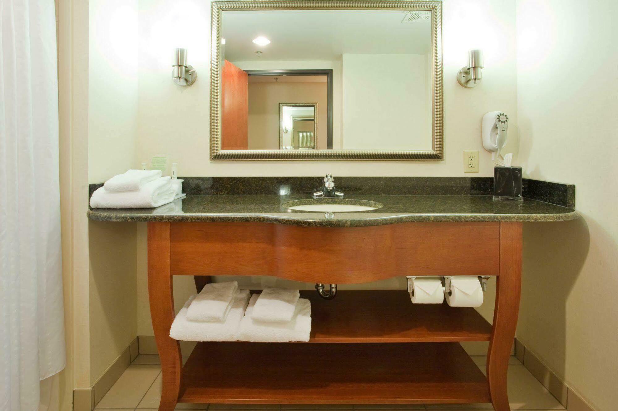 Holiday Inn Express Hotel & Suites Fredericksburg By Ihg Ruang foto