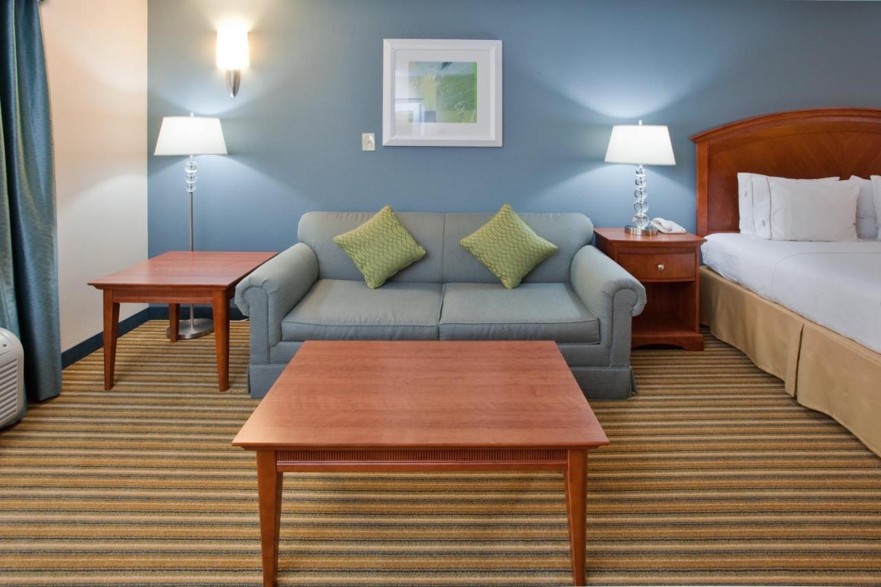Holiday Inn Express Hotel & Suites Fredericksburg By Ihg Bagian luar foto