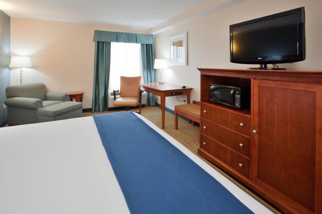 Holiday Inn Express Hotel & Suites Fredericksburg By Ihg Bagian luar foto
